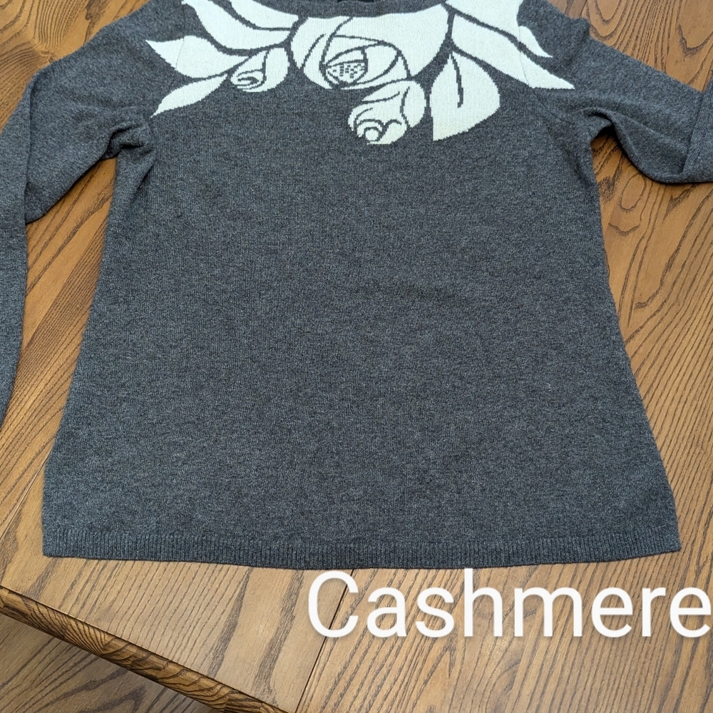- - Talbots Pure Cashmere Gray Sweater with A White Floral Roses Design. S…